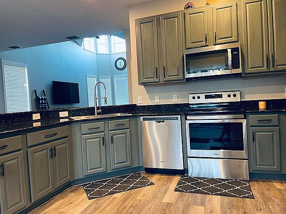 5th image of 2149 Victoria Dr