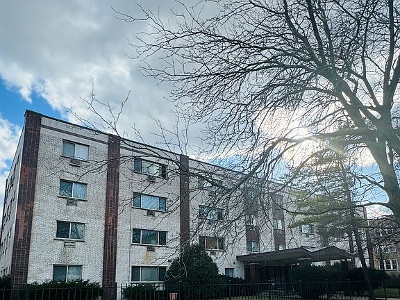 2nd image of 1415 W Pratt Blvd APT 402