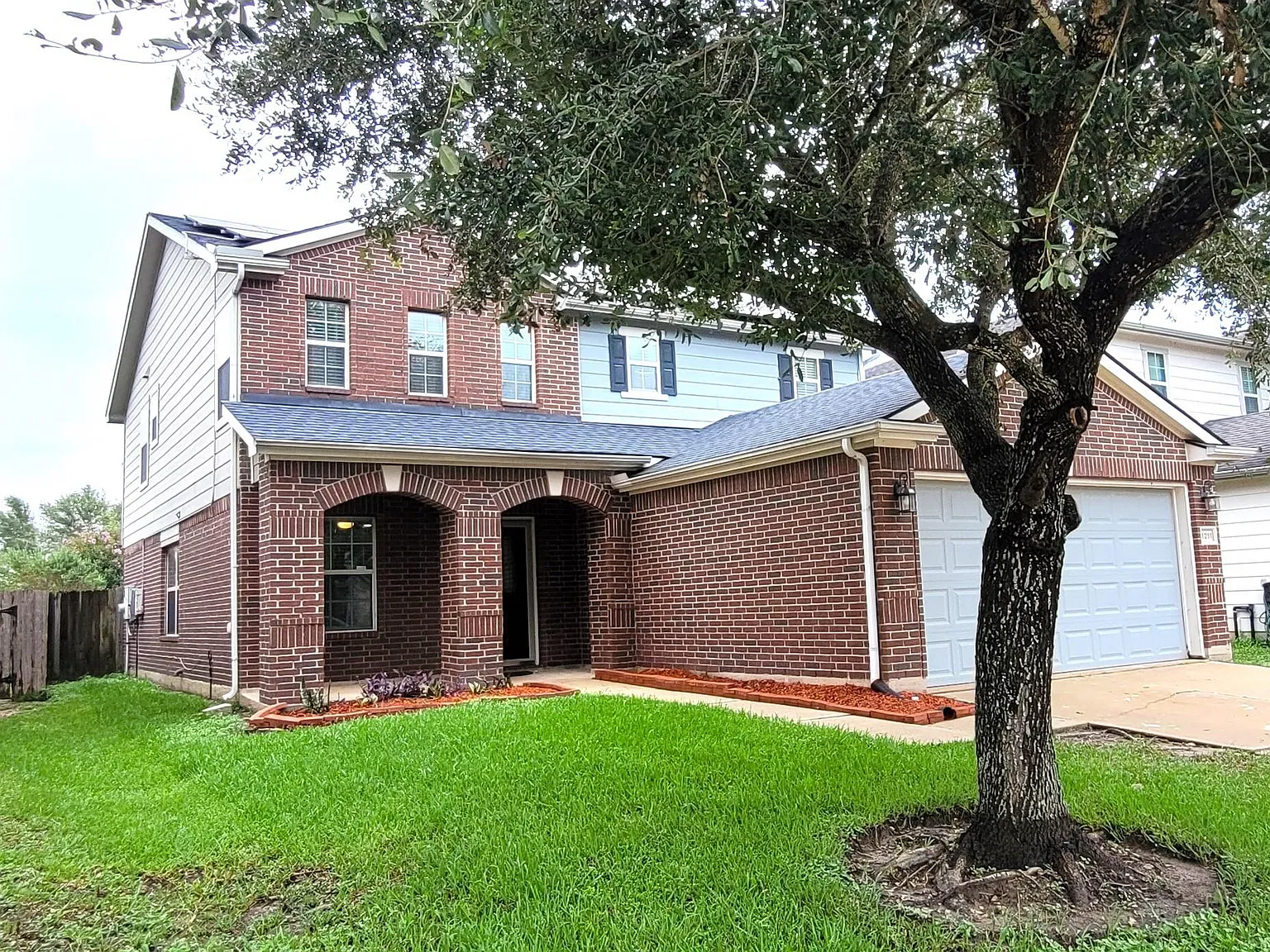 4 bed, 2.5 bath, 2610 sqft, $2,600 — Photo 2