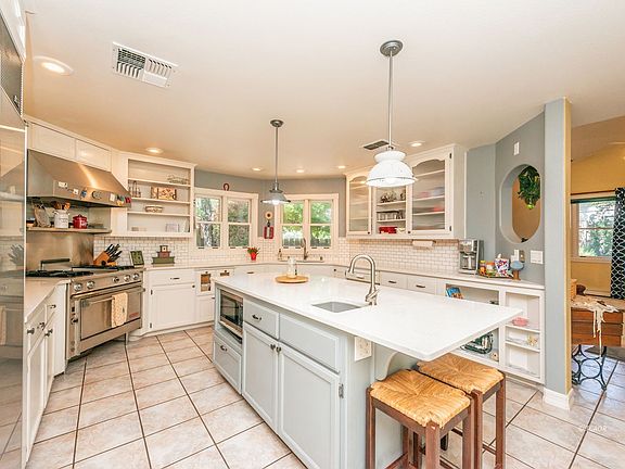 4th image of 425 Mountain View St