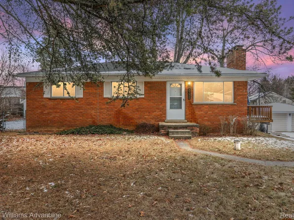 8336 Lagoon St, Commerce Township, MI 48382