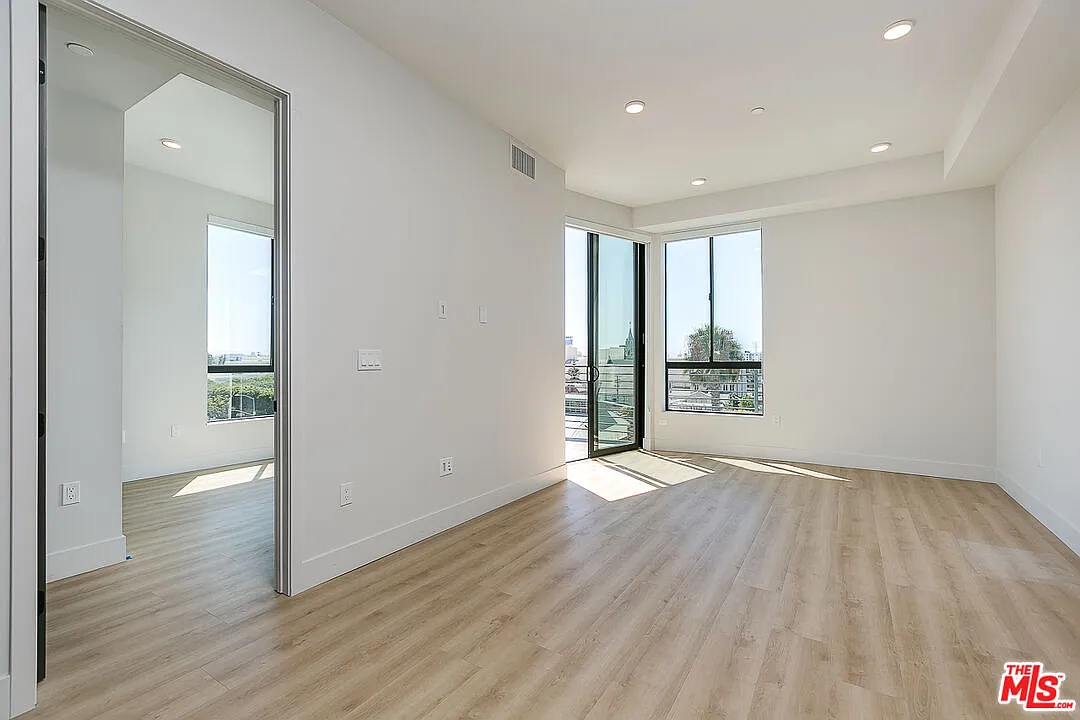 2 bed, 2.0 bath, 947 sqft, $4,795 — Photo 2