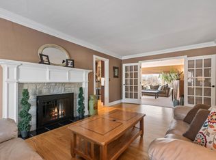 377 River Bluff Rd, Elgin, IL 60120