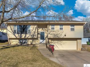 810 S Grandview Ave, Papillion, NE 68046