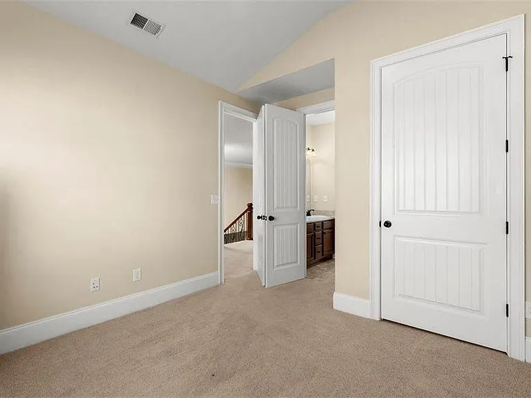 591 Heywood St — Photo 22