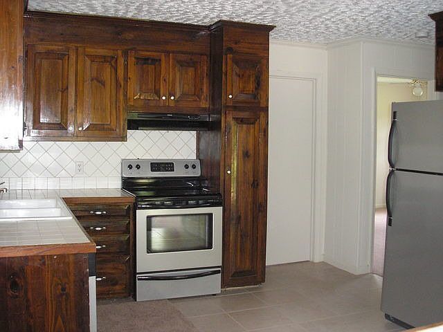 2nd image of 402 River Hill Rd