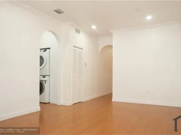 7070 NW 177th St APT 206, Hialeah, FL 33015