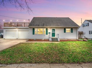 907 Hampshire Dr, Saint Johns, MI 48879
