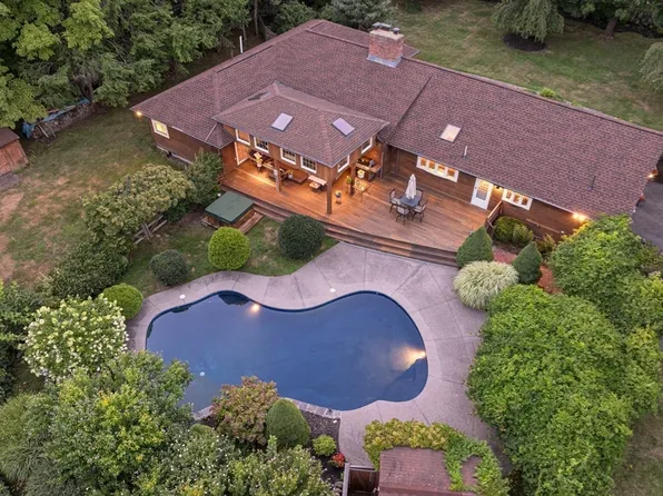 630 Lowell St, Lynnfield, MA 01940