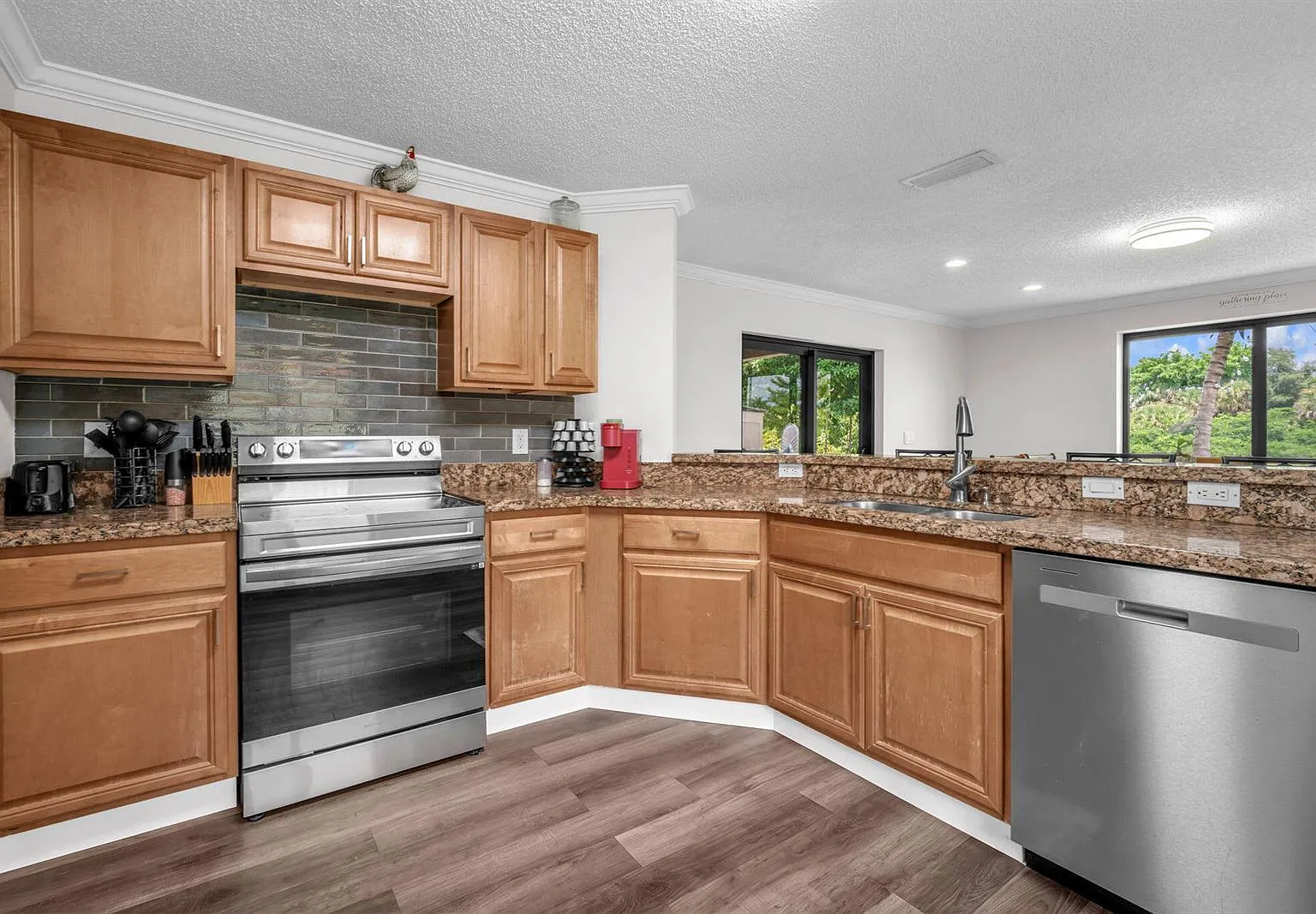 4 bed, 2347 sqft, $699,900 — Photo 4