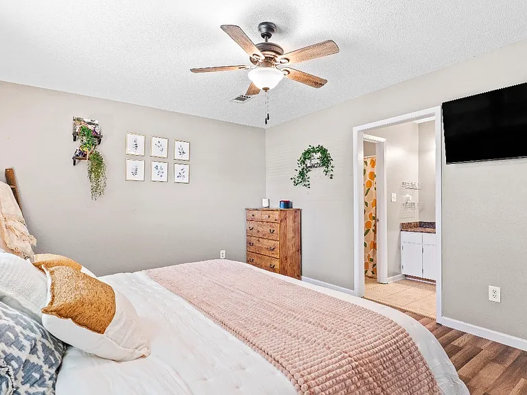 206 Seville Cir — Photo 2