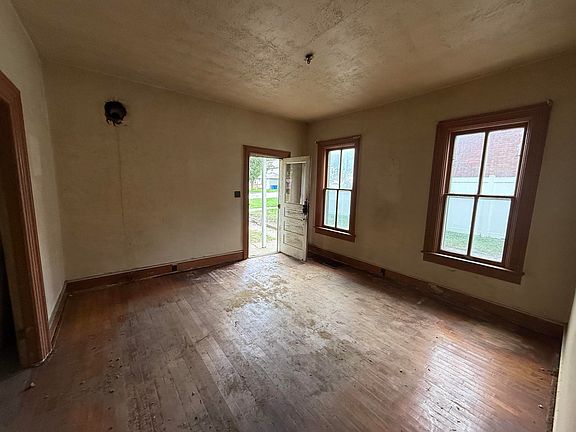 4th image of 520 Cedar St