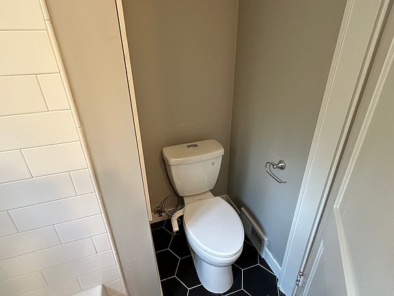 3rd image of 812 Pauline Blvd #1