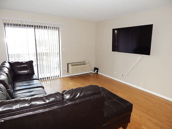 5th image of 960 N Lakeside Dr APT 3B