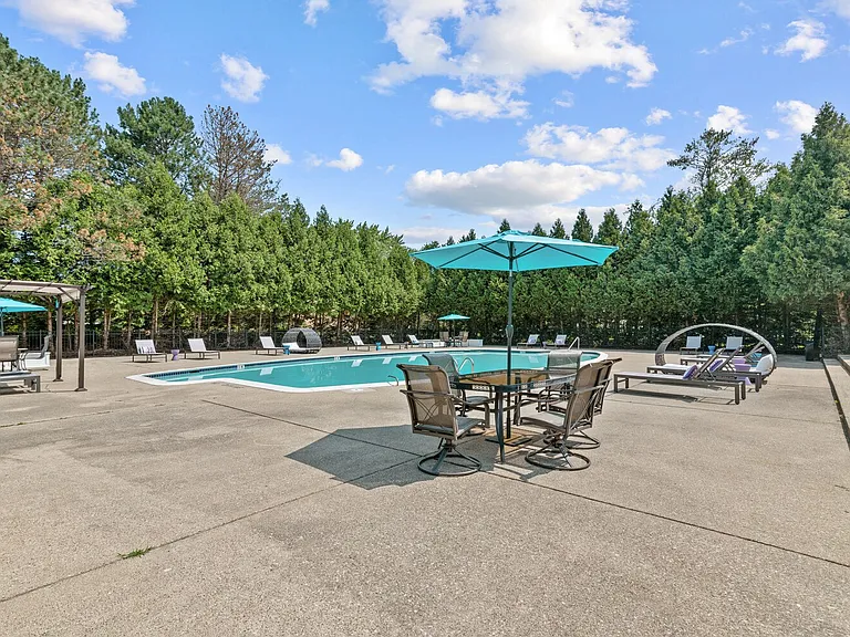 Apple Ridge Apartments - Livonia, MI — Photo 23