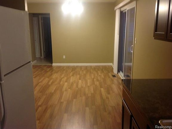 5th image of 28553 Wentworth St