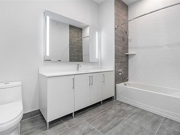 4th image of 119 Peter St #408