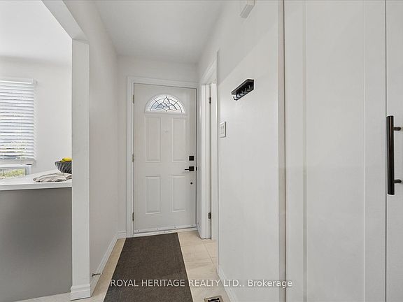 4th image of 701 Burnhamthorpe Rd #105