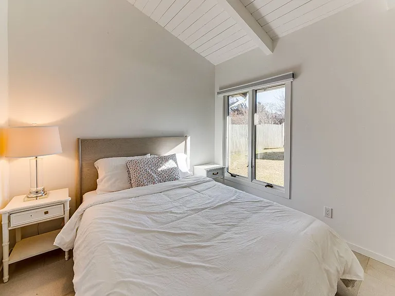 143 Soundview Dr — Photo 9