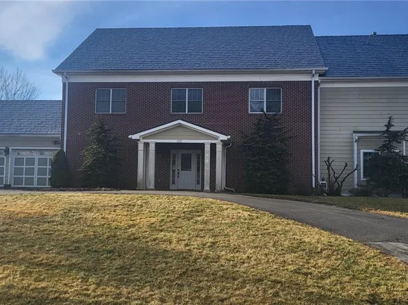 221 Felician Dr, Coraopolis, PA 15108