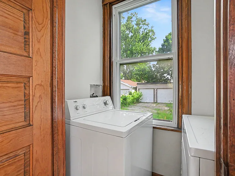 2428 Robertson Ave — Photo 12