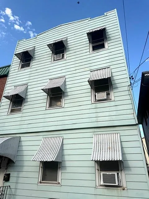 156 Saint Paul Ave #3