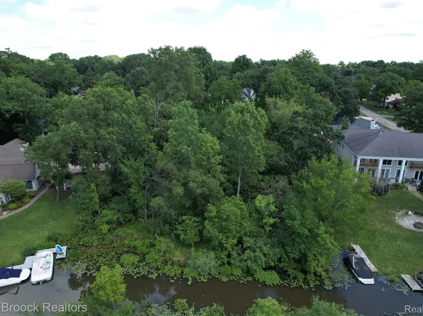 Vac Daron Ln, West Bloomfield, MI 48324