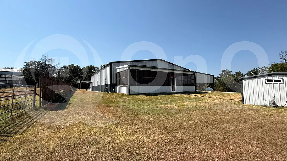 4 bed, 3.0 bath, 2320 sqft, $4,000 — Photo 2