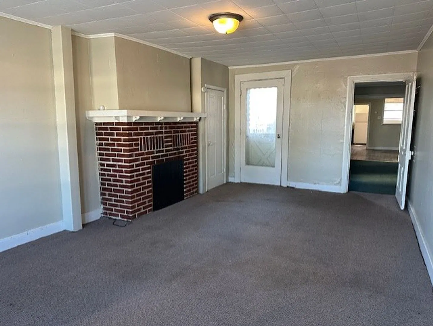 1st Fl Apartment with private side and rear entrances in Carlisle! — Photo 2