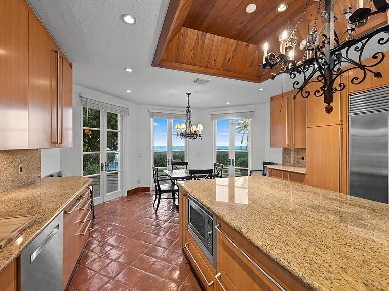 240 N Ocean Blvd — Photo 14