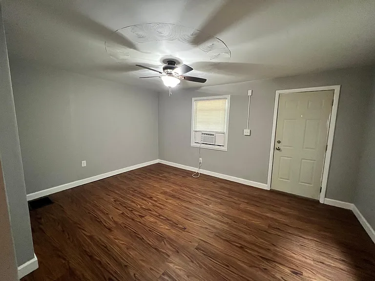 2127 Milligan Ave — Photo 2