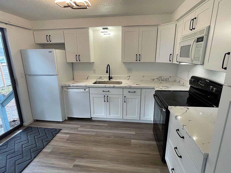 Kitchen - new cabinets and quartz counter