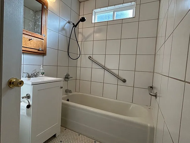1305 Montgomery St — Photo 11