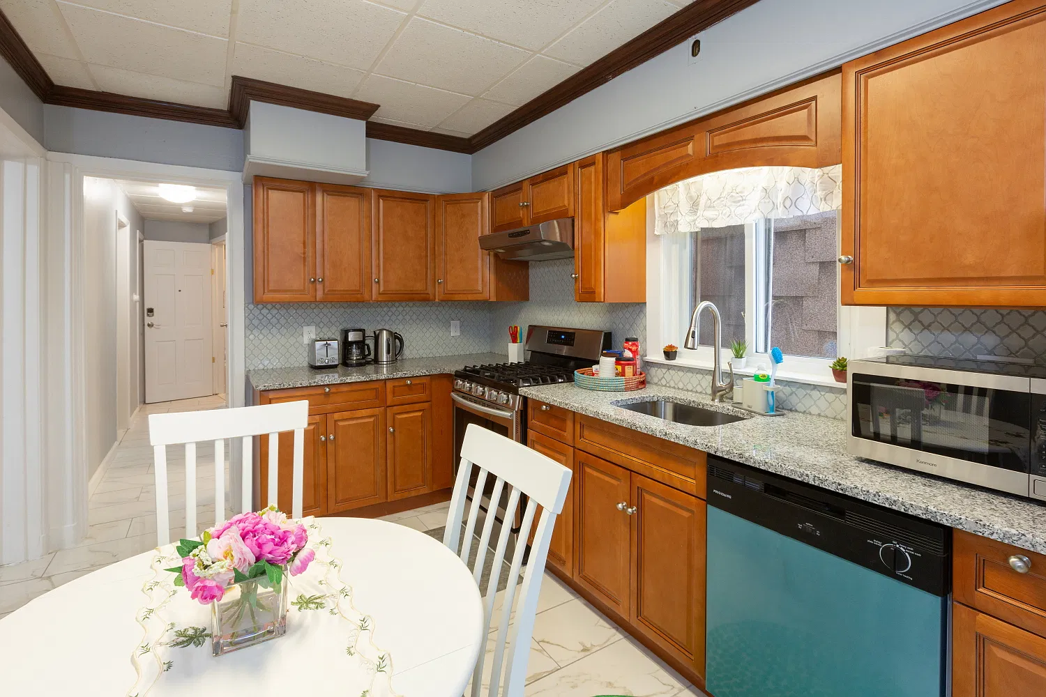 131 Grace St — Photo 3