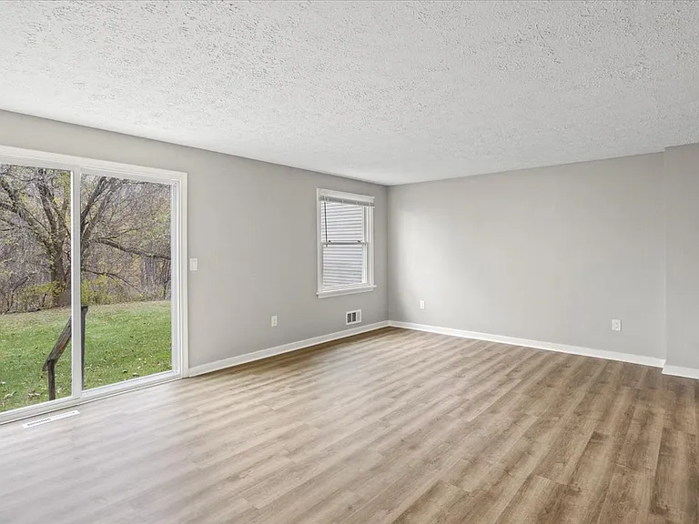 363 Lenora Ln — Photo 2