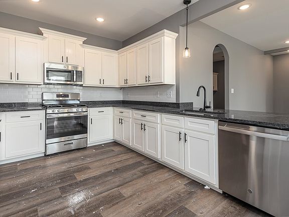 5th image of 557 Tucker View Dr