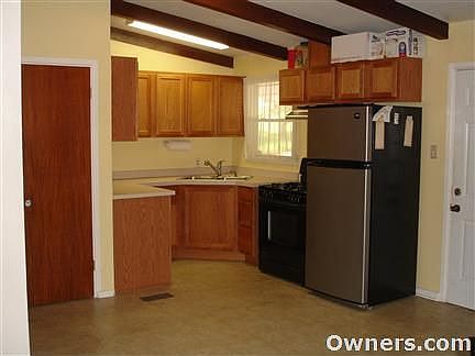 Kitchen (appliances stay)