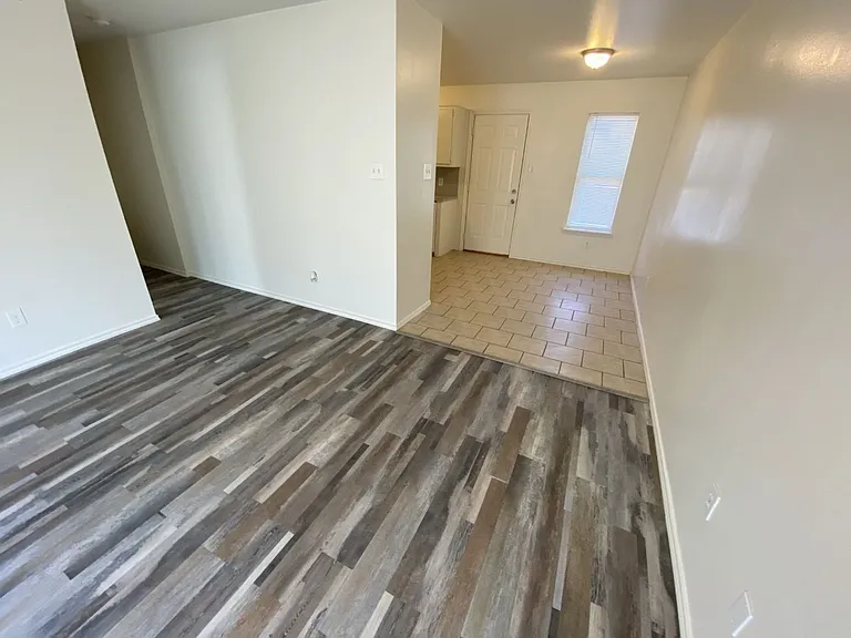 513 E Queens St — Photo 2