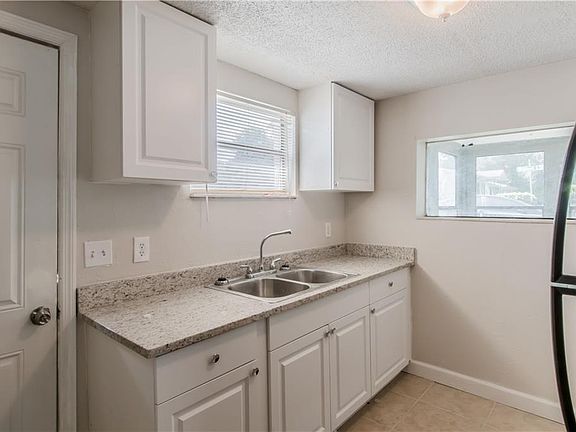3rd image of 817 Whitehurst St