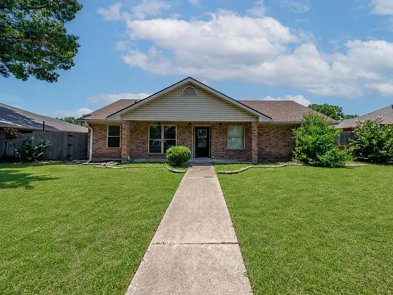 422 Woodhollow Dr — Photo 1