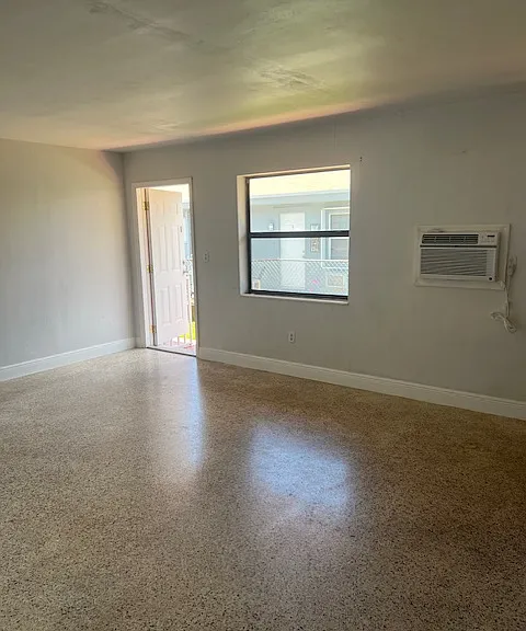 1115 W 2nd Ave #3 — Photo 2