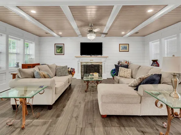 221 S Lorraine Dr, Mary Esther, FL 32569