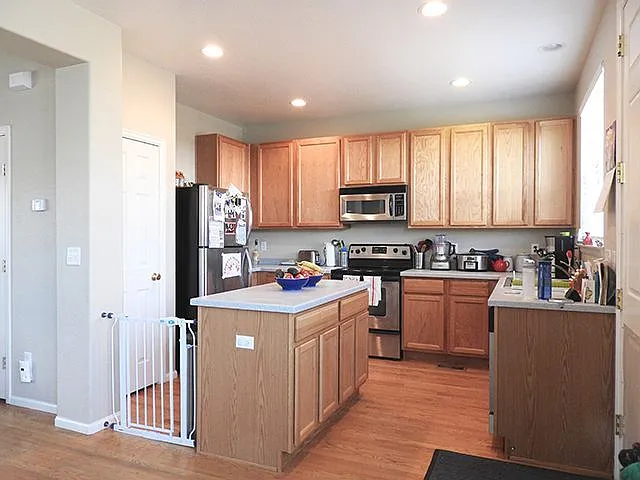 3 bed, 2.5 bath, 1645 sqft, $3,195 — Photo 2