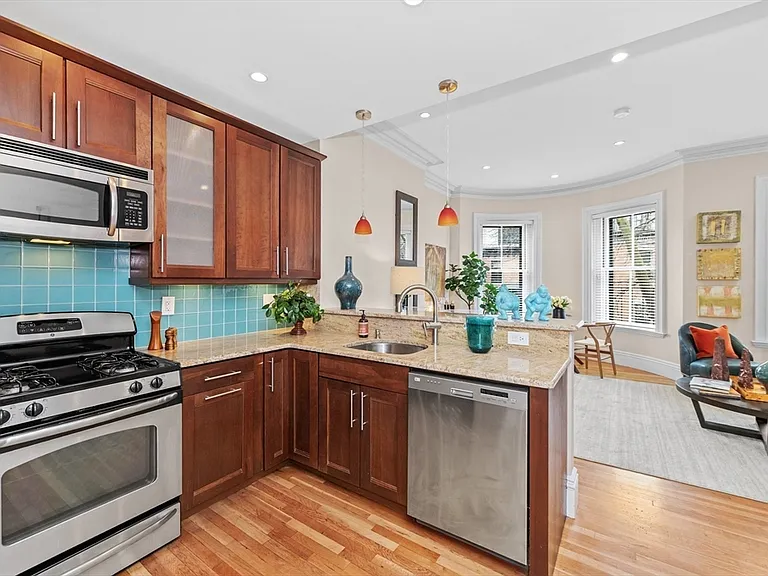 75 Montgomery St #3 — Photo 6