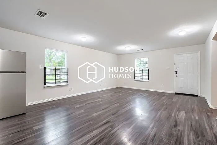 3627 Sidney St — Photo 4