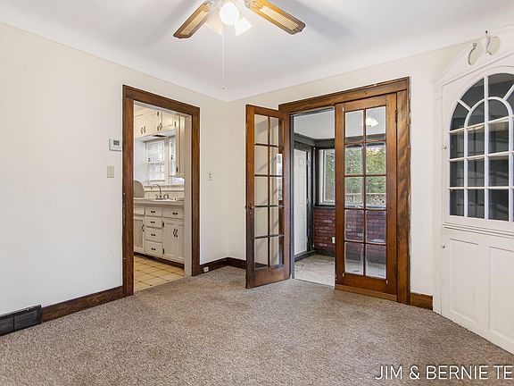 4th image of 50 E 15th St