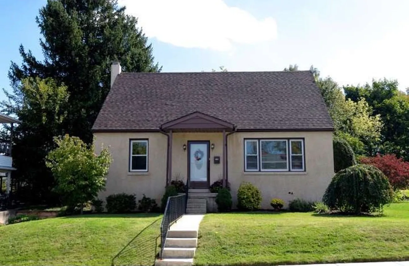 4 bed, $2,450 — Photo 1