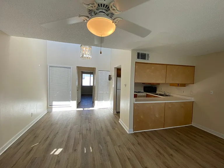101 Old Ferry Rd — Photo 6