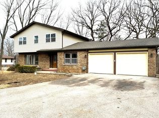 127 Hickory Rd, Oakwood Hills, IL 60013