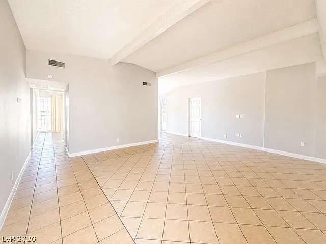 5 bed, 2.0 bath, 1810 sqft, $1,999 — Photo 2